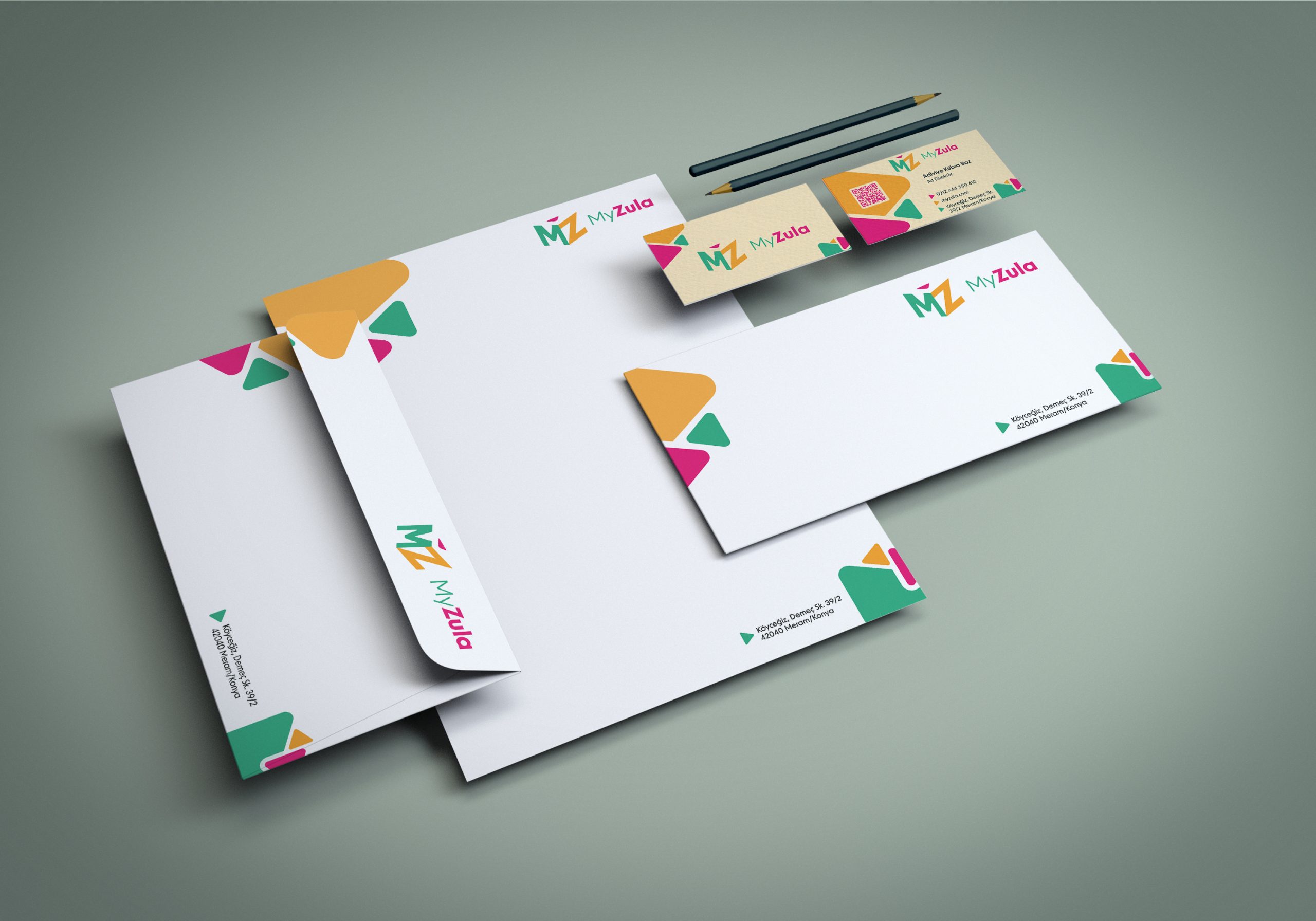 Markanın görsel dilini sistemleştiriyor, güçlü ve bütüncül bir yapı kuruyorum.